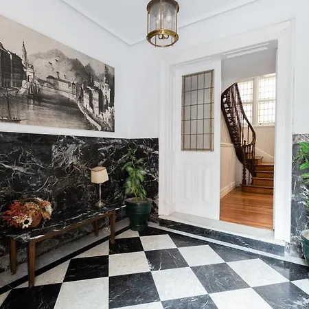 En Casa Centenaria, Parque M.ªcristina 게초